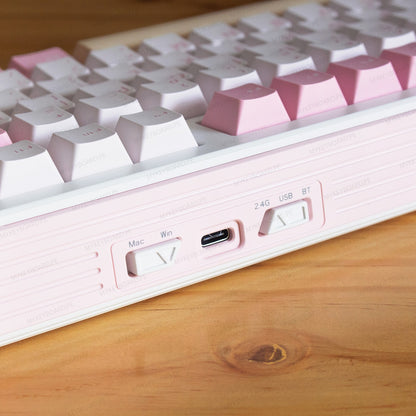 Teclado mecánico MyKeyboard EPOMAKER TH108 Rosado con interruptores de conexión y puerto USB-C en color rosa pastel