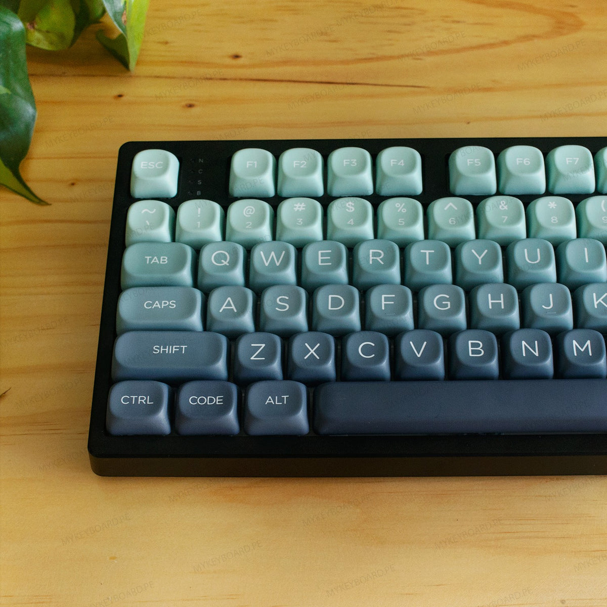 Teclado mecánico MyKeyboard EPOMAKER TH108 con teclas en degradado verde sobre escritorio de madera
