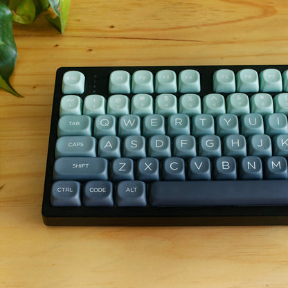Teclado mecánico MyKeyboard EPOMAKER TH108 con teclas en degradado verde sobre escritorio de madera