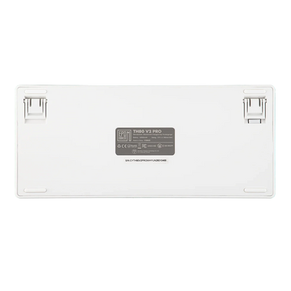 Parte inferior del teclado MyKeyboard Epomaker TH80 V2 Pro en color blanco con patas ajustables y etiqueta técnica