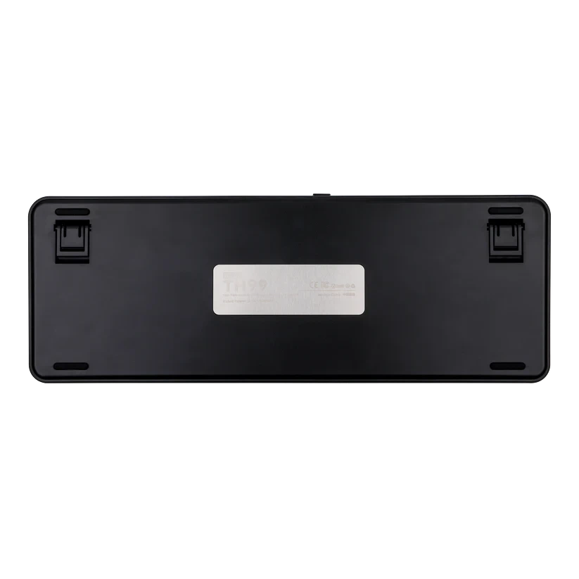 Vista inferior del teclado mecánico MyKeyboard Epomaker TH99 con base de plástico negro y patas ajustables
