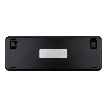Vista inferior del teclado mecánico MyKeyboard Epomaker TH99 con base de plástico negro y patas ajustables
