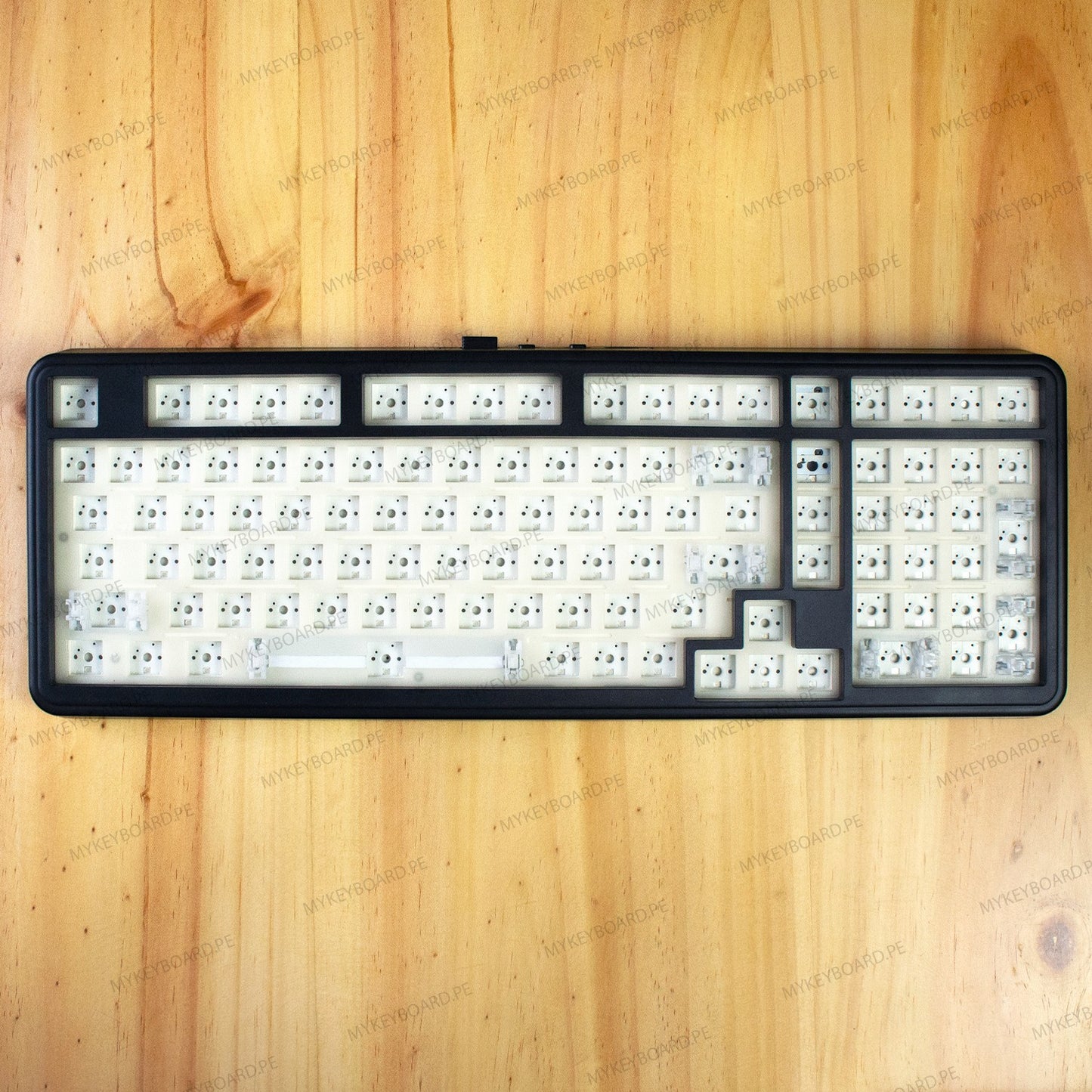 Base de teclado mecánico MyKeyboard EPOMAKER TH99 formato 100% con estructura Gasket Mount y diseño hot swap negro
