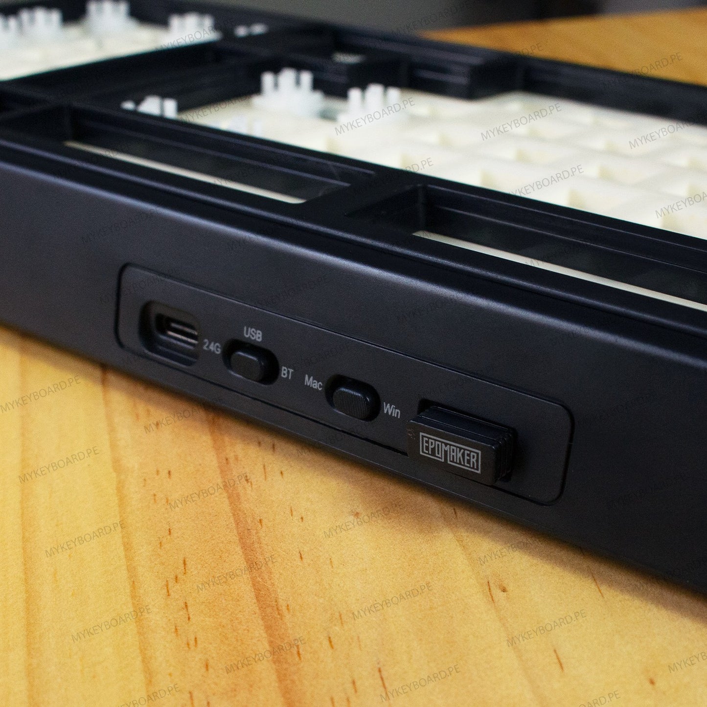 Base de teclado mecánico MyKeyboard EPOMAKER TH99 negra con interruptores, puerto USB-C y selectores de modo