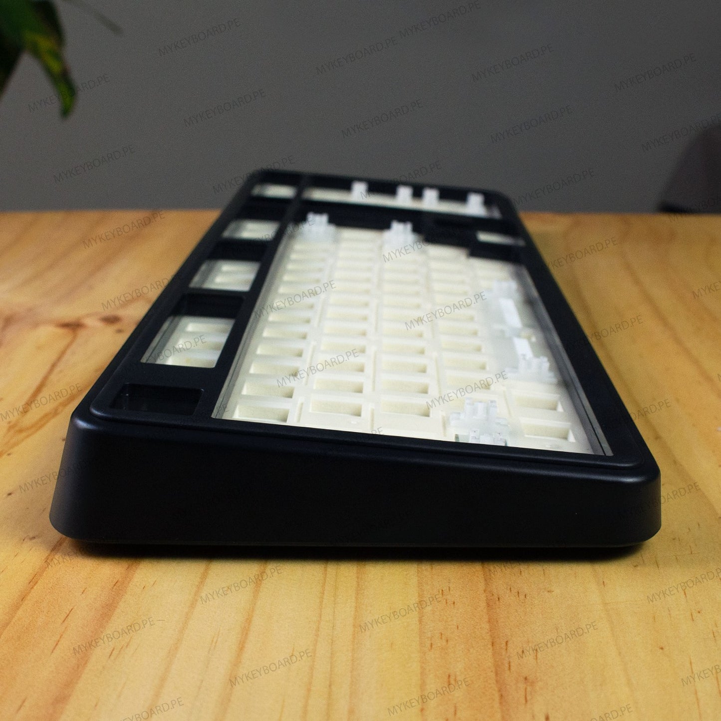 Base de teclado mecánico MyKeyboard EPOMAKER TH99 en color negro con estructura de plástico y diseño Gasket Mount