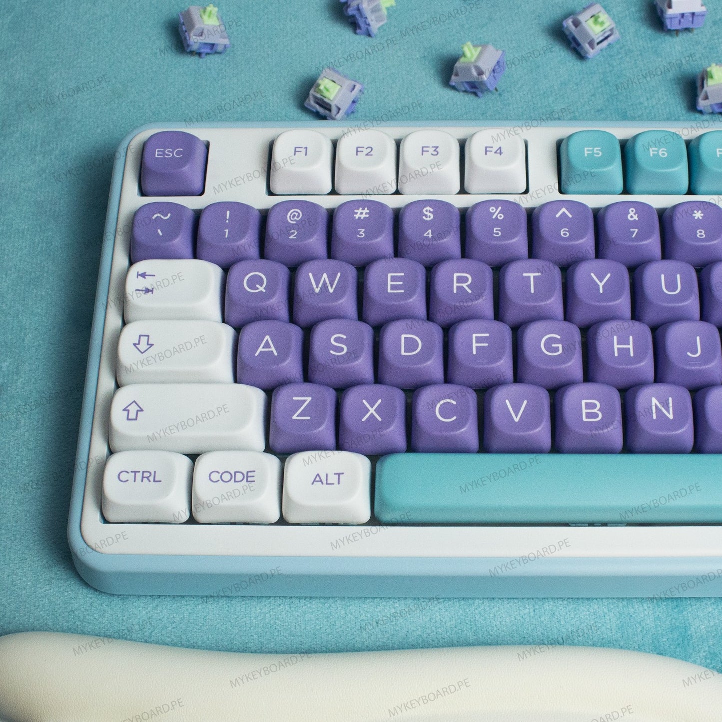 Teclado mecánico MyKeyboard Epomaker TH99 Mulan formato 96% con teclas moradas y blancas e iluminación RGB