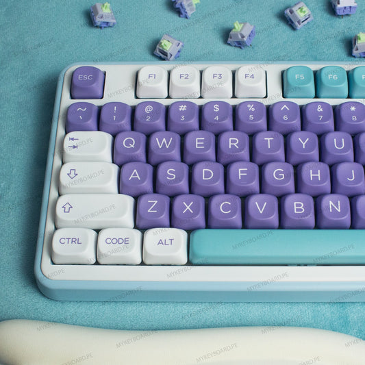 Teclado mecánico MyKeyboard Epomaker TH99 Mulan formato 96% con teclas moradas y blancas e iluminación RGB