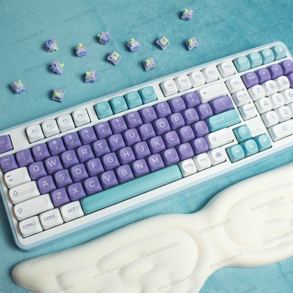 Teclado mecánico MyKeyboard Epomaker TH99 Mulan 96% con teclas moradas y azules, switches lineales y reposamuñecas