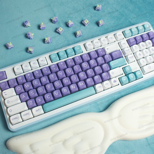 Teclado mecánico MyKeyboard Epomaker TH99 Mulan 96% con teclas moradas y azules, switches lineales y reposamuñecas