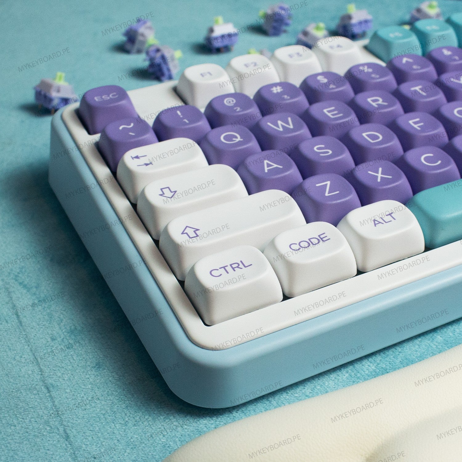 Teclado mecánico MyKeyboard Epomaker TH99 Mulan con teclas moradas y blancas, formato 96% y base azul claro.