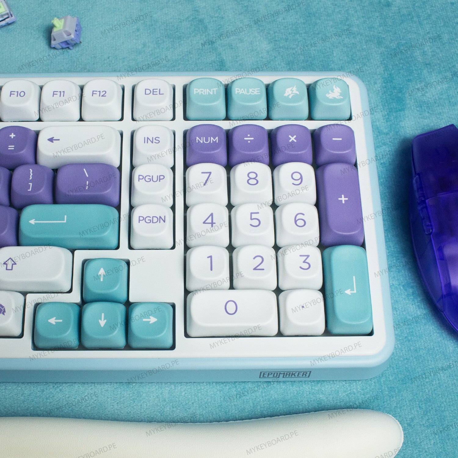 Teclado mecánico MyKeyboard Epomaker TH99 Mulan con teclas en tonos blanco, morado y azul sobre fondo azul
