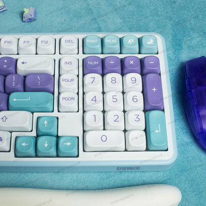 Teclado mecánico MyKeyboard Epomaker TH99 Mulan con teclas en tonos blanco, morado y azul sobre fondo azul