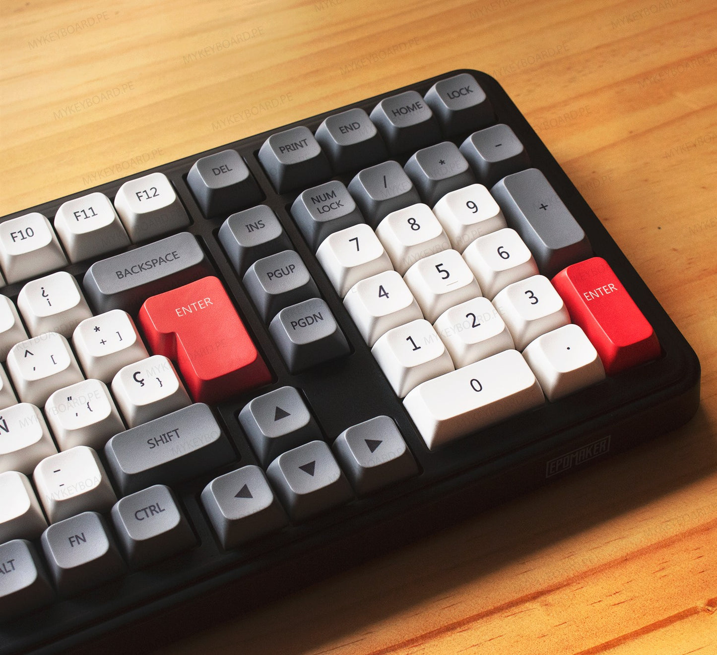 Teclado mecánico MyKeyboard EPOMAKER TH99 95% ISO Español con teclas estilo NES y switches lineales Silent Peach V3