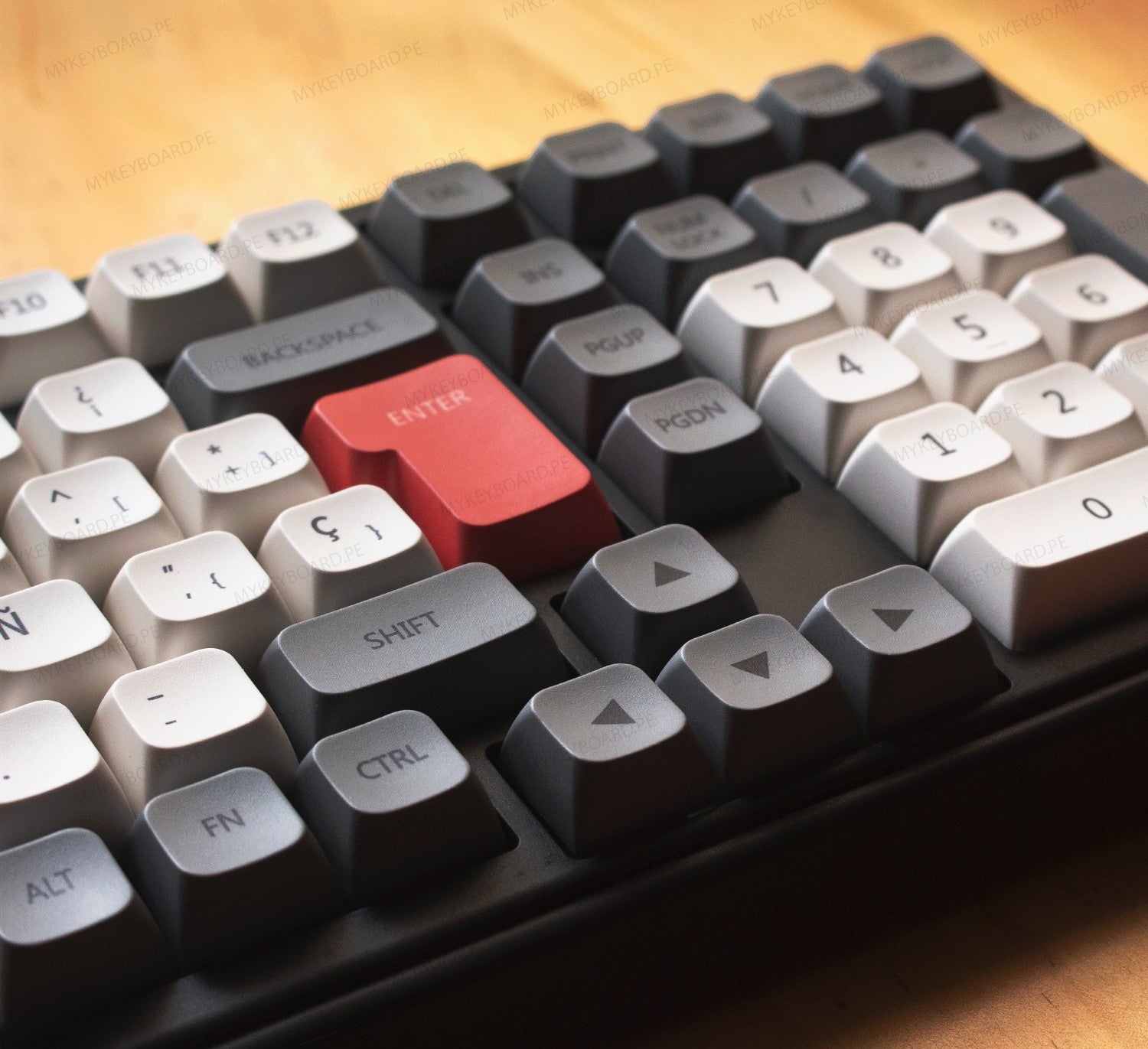 Teclado mecánico MyKeyboard EPOMAKER TH99 ISO español con teclas estilo NES, interruptores silenciosos y tecla Enter roja