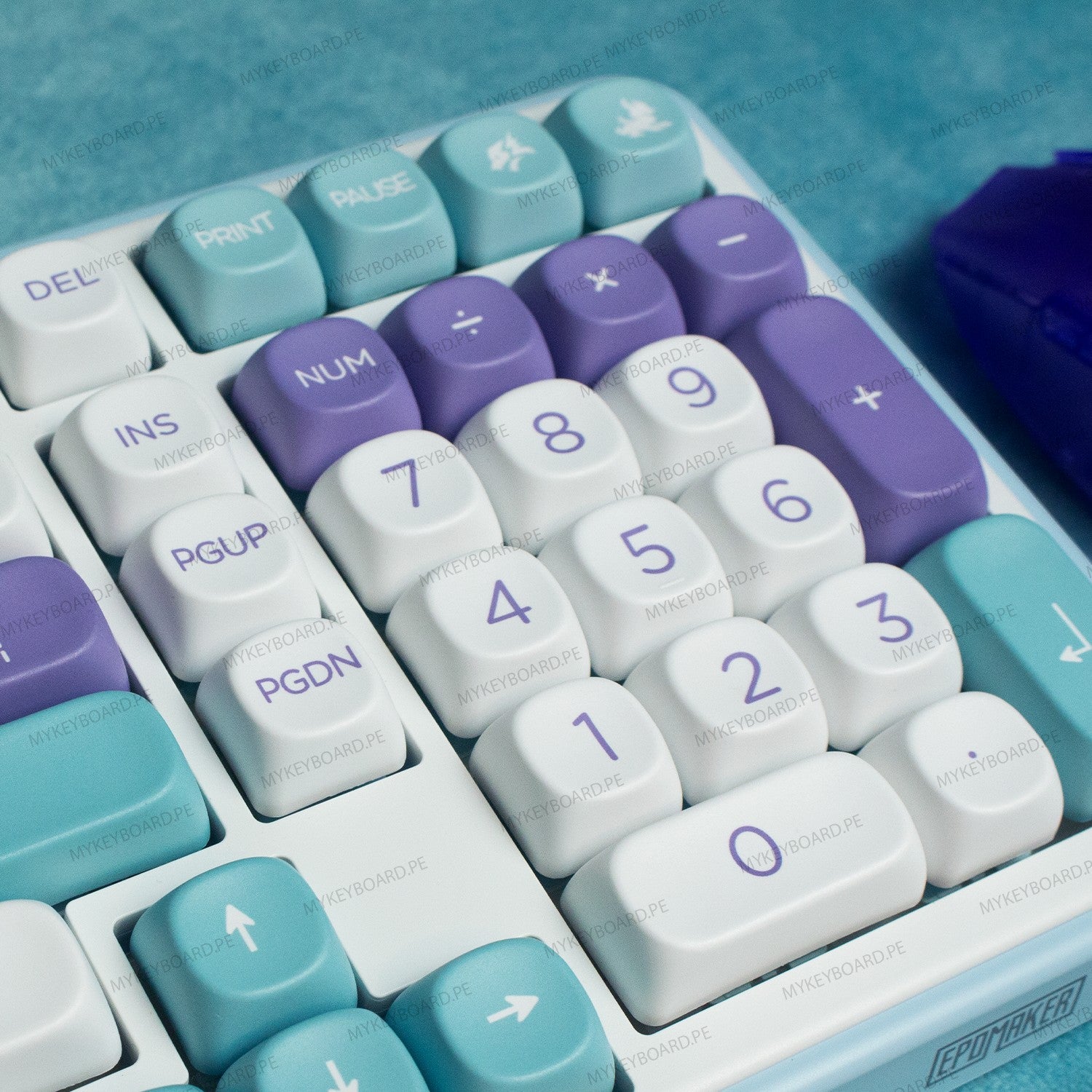Teclado mecánico MyKeyboard Epomaker TH99 Mulan con teclas numéricas en tonos blanco, morado y azul turquesa