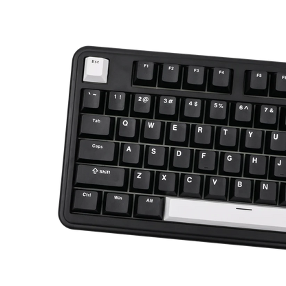 Teclado mecánico MyKeyboard Epomaker TH99 negro con teclas PBT y diseño compacto 96% sobre fondo oscuro