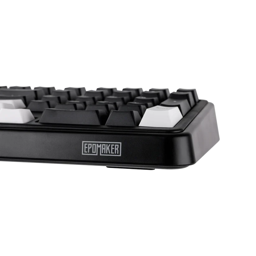 Teclado mecánico MyKeyboard Epomaker TH99 con teclas PBT en blanco y negro y logo lateral sobre fondo oscuro