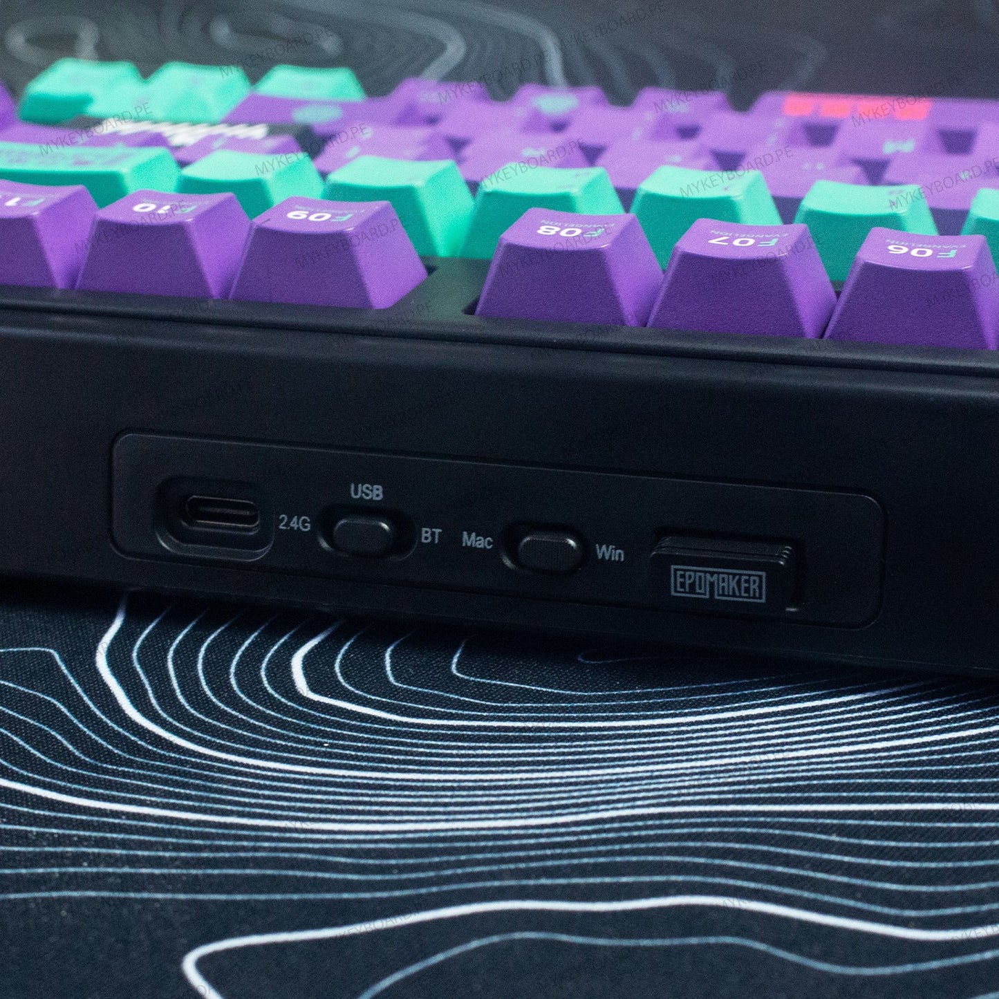 Teclado mecánico MyKeyboard EPOMAKER TH99 con teclas moradas y verdes, interruptores Sea Salt y conectividad 2.4G