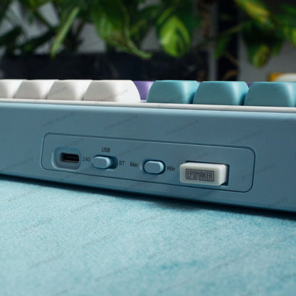 Vista trasera del teclado MyKeyboard Epomaker TH99 Mulan con interruptores de conectividad y puerto USB-C