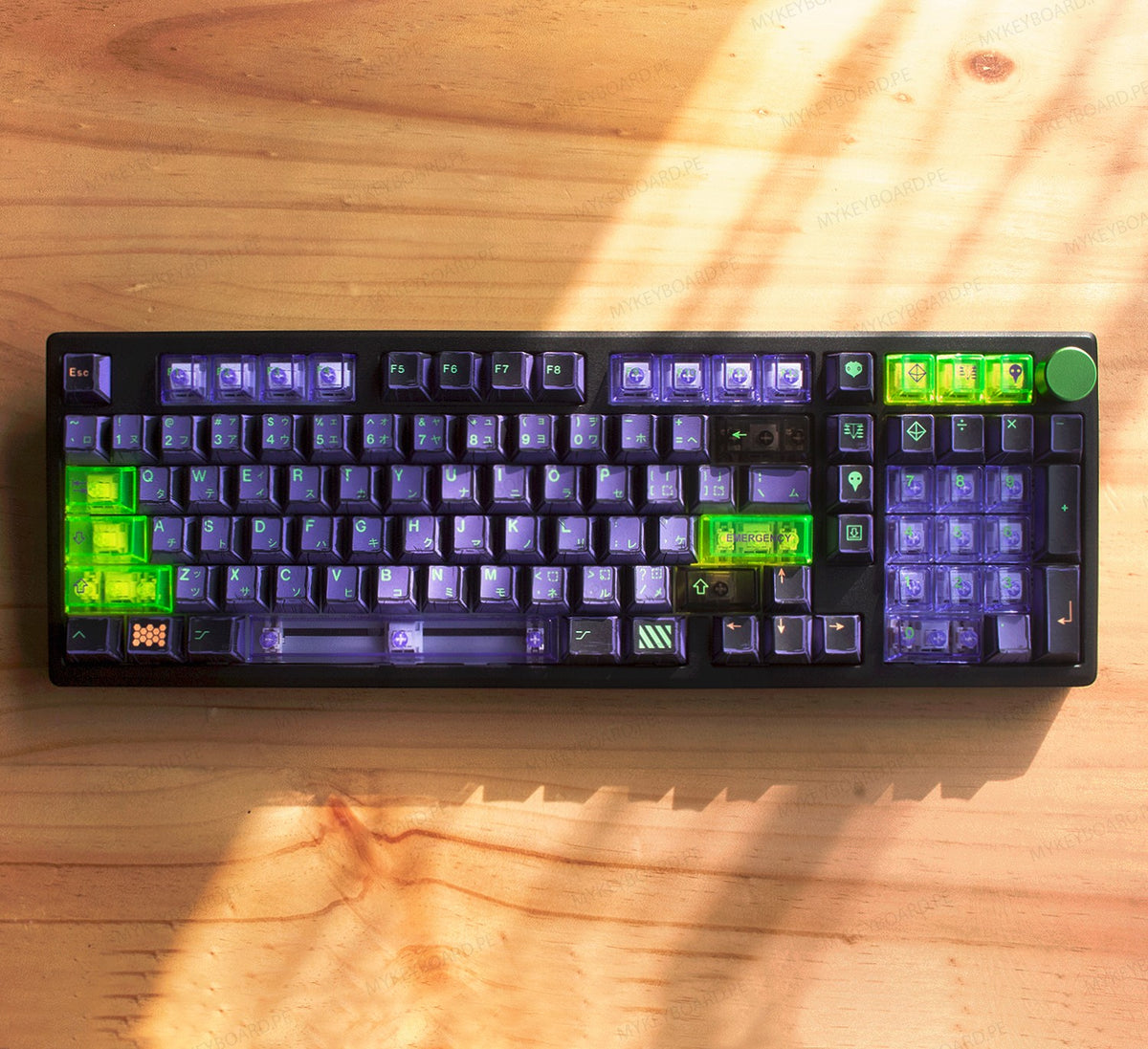 Teclado mecánico MyKeyboard Galaxy100 EVA01 con chasis de aluminio, teclas translúcidas verdes y moradas estilo mecha
