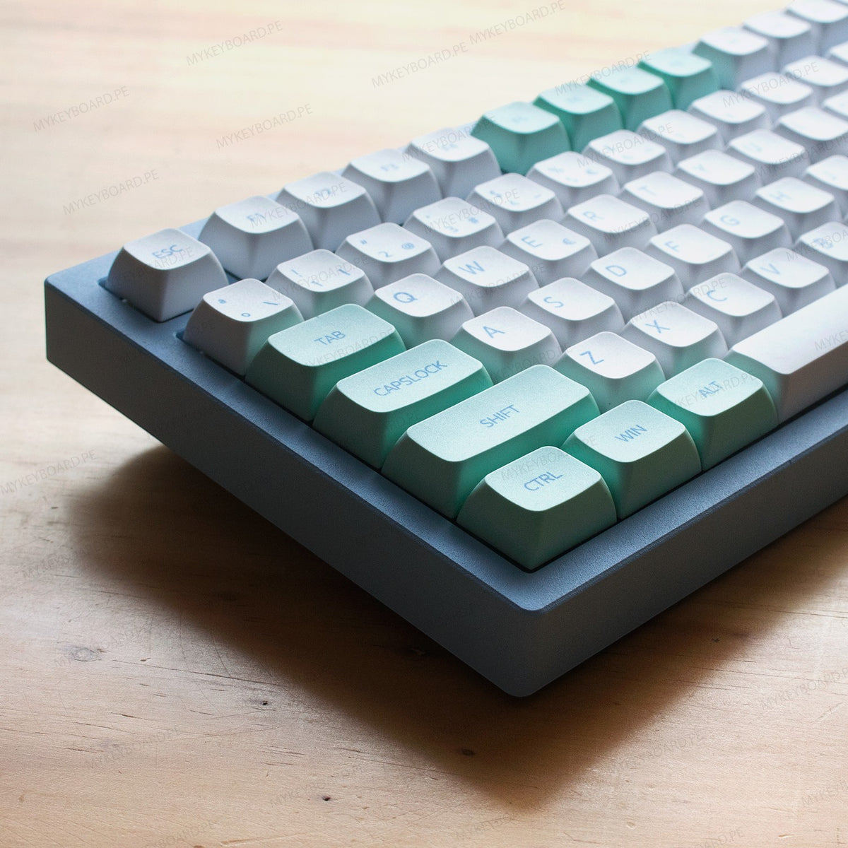 Teclado mecánico MyKeyboard Galaxy80 con base de aluminio azul y teclas Snow Mountain en tonos blancos y verde menta