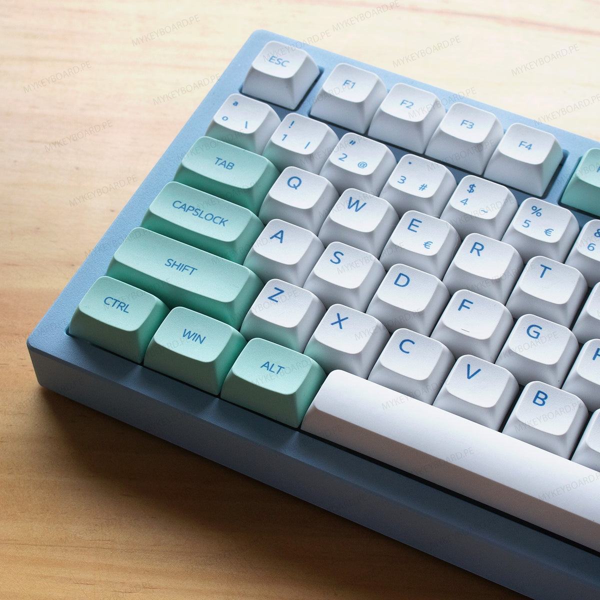 Teclado mecánico MyKeyboard Galaxy80 con base de aluminio azul y teclas Snow Mountain en tonos blancos y verde menta.