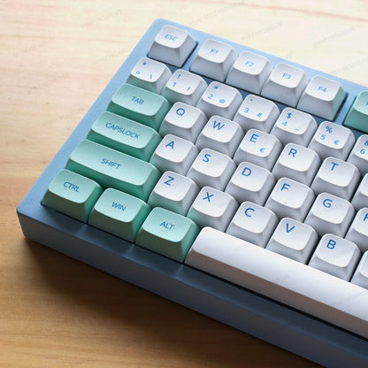 Teclado mecánico MyKeyboard Galaxy80 con base de aluminio azul y teclas Snow Mountain en tonos blancos y verde menta.