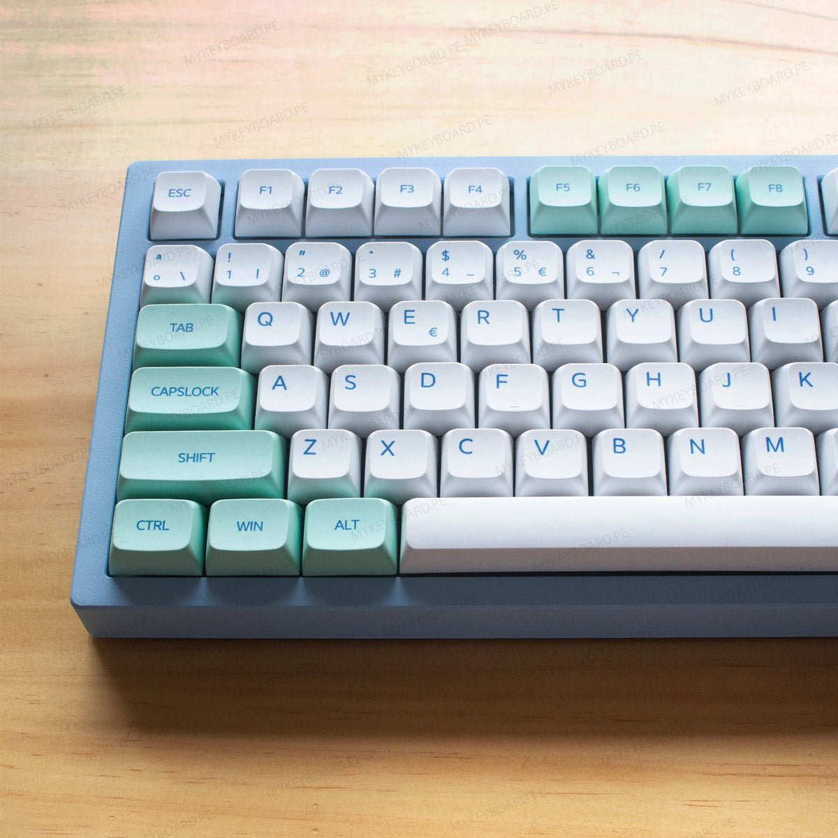 Teclado mecánico MyKeyboard Galaxy80 con base de aluminio azul y teclas Snow Mountain en tonos blanco y verde menta.