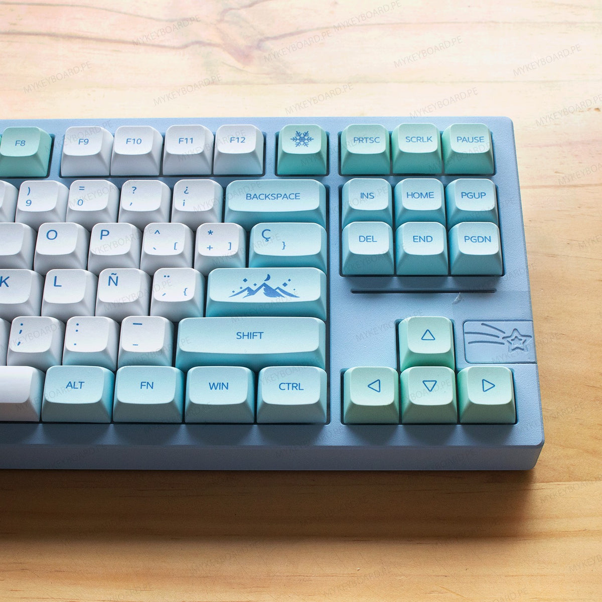 Teclado mecánico MyKeyboard Galaxy80 azul con teclas Snow Mountain y diseño compacto 80% sobre superficie de madera