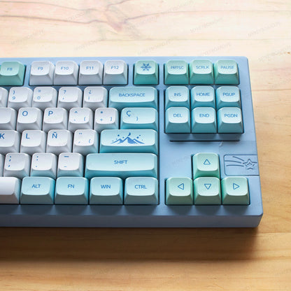Teclado mecánico MyKeyboard Galaxy80 azul con teclas Snow Mountain y diseño compacto 80% sobre superficie de madera