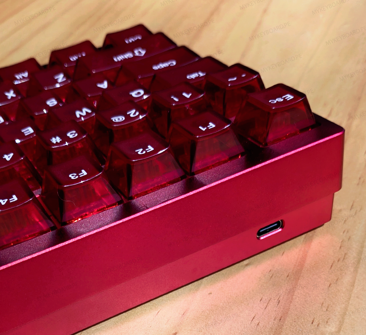 Vista de conector del teclado Irok MG75 MAX Red de MyKeyboard mostrando la altura de la base, el perfil de las teclas y la estructura amortiguada.