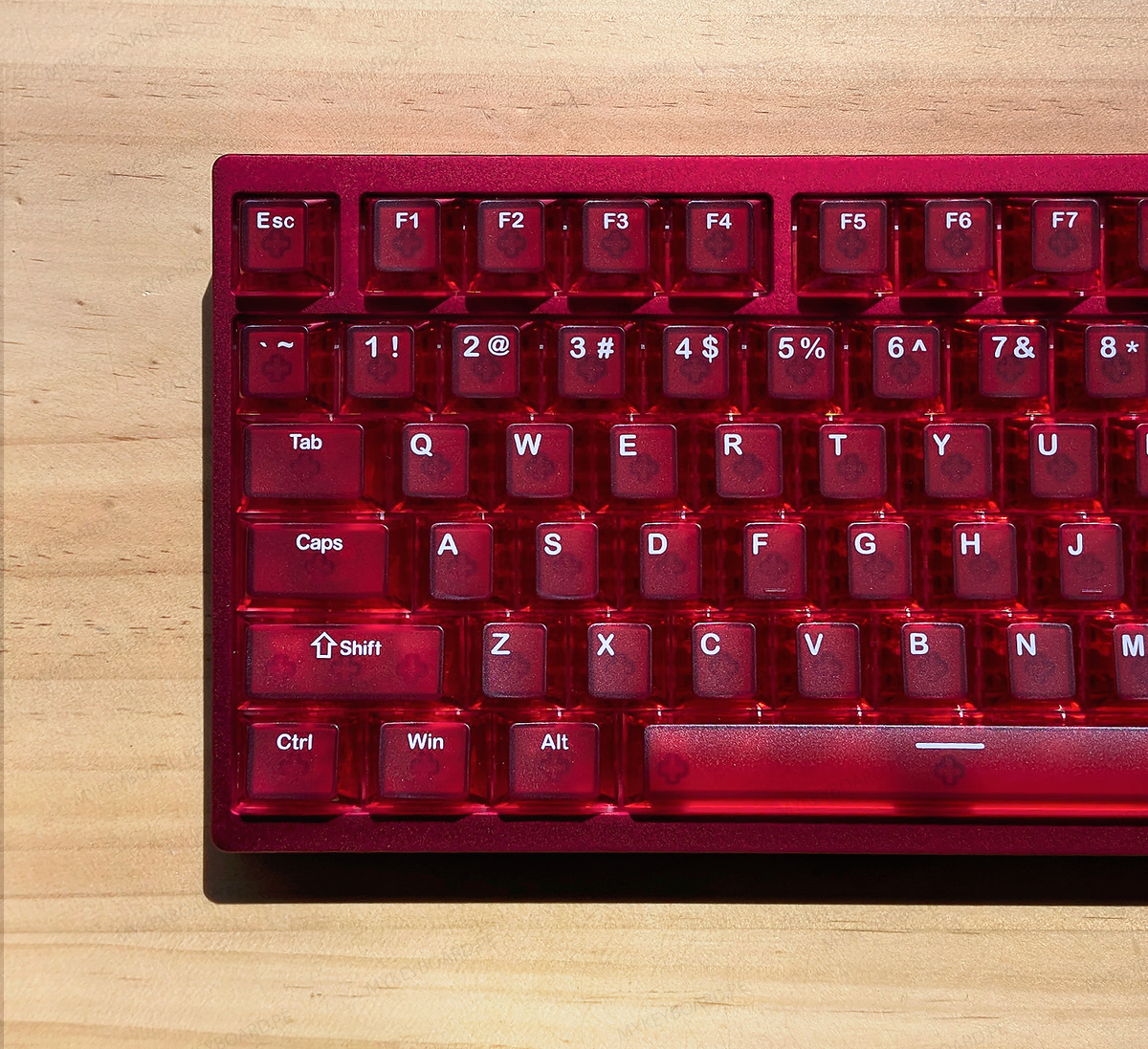 Vista lateral del teclado Irok MG75 MAX Red de MyKeyboard mostrando la altura de la base, el perfil de las teclas y la estructura amortiguada.
