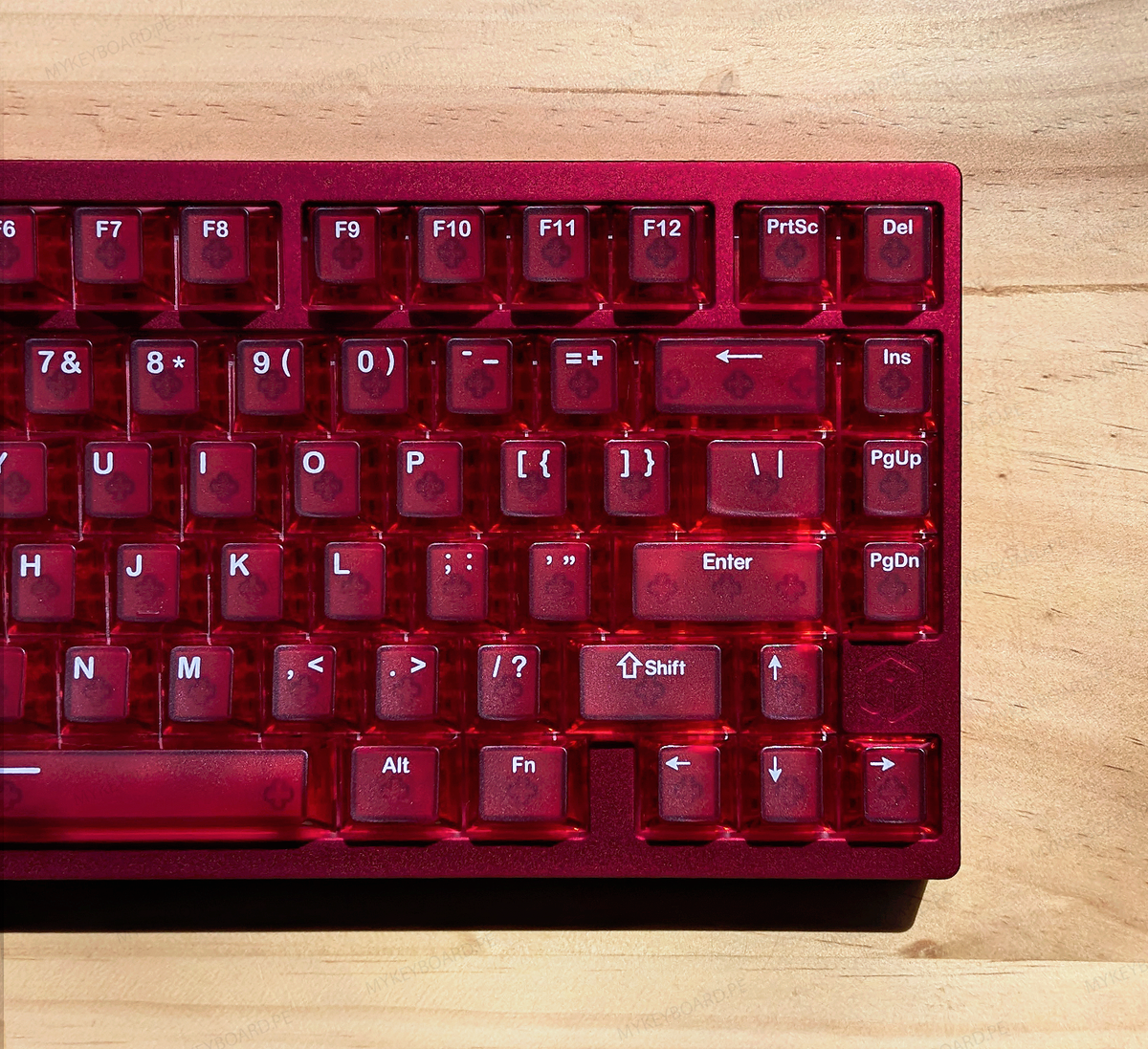 Vista lateral del teclado Irok MG75 MAX Red de MyKeyboard mostrando la altura de la base, el perfil de las teclas y la estructura amortiguada.
