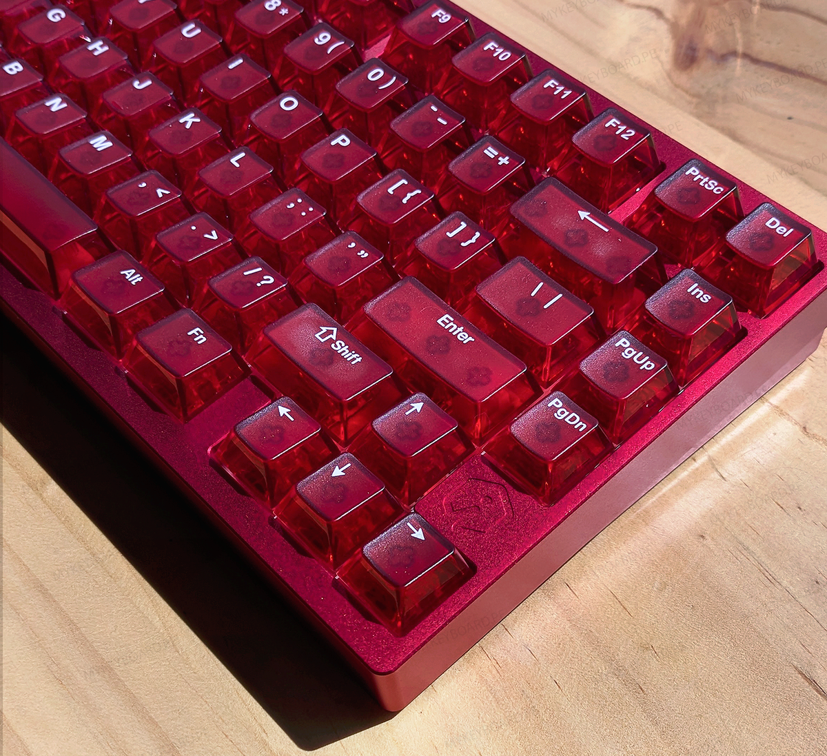 Vista lateral del teclado Irok MG75 MAX Red de MyKeyboard mostrando la altura de la base, el perfil de las teclas y la estructura amortiguada.
