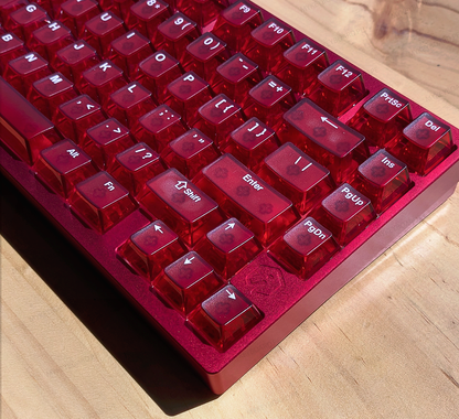 Vista lateral del teclado Irok MG75 MAX Red de MyKeyboard mostrando la altura de la base, el perfil de las teclas y la estructura amortiguada.
