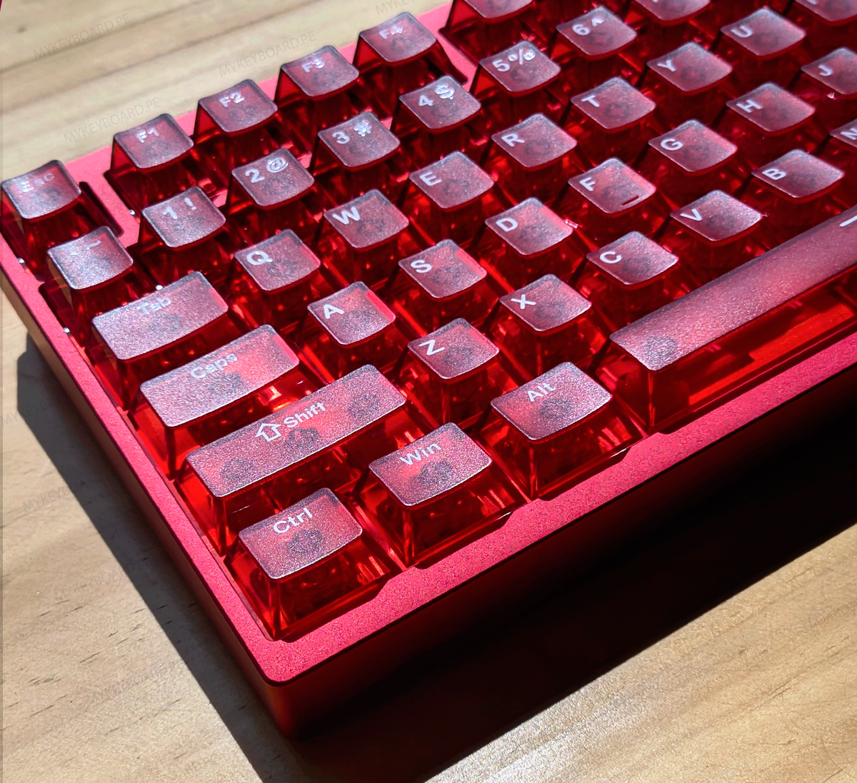 Vista lateral del teclado Irok MG75 MAX Red de MyKeyboard mostrando la altura de la base, el perfil de las teclas y la estructura amortiguada.