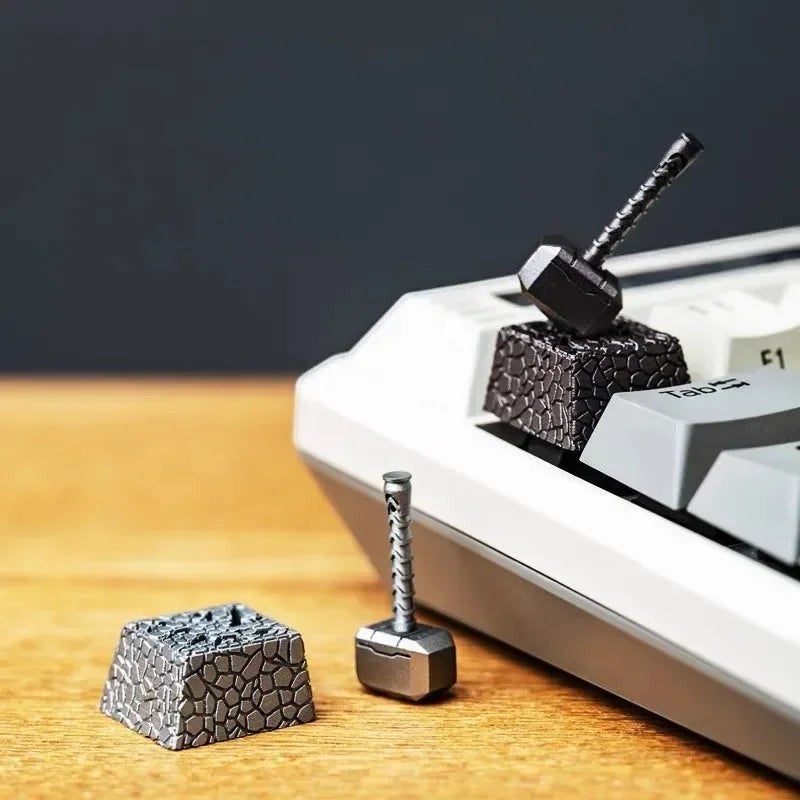 Keycap artesanal MyKeyboard con diseño de martillo de Thor sobre base de piedra, compatible con switches Cherry MX