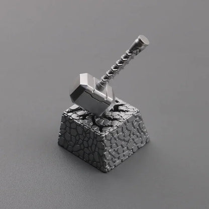 Keycap artesanal MyKeyboard con diseño de martillo de Thor sobre base de piedra, compatible con switches Cherry MX