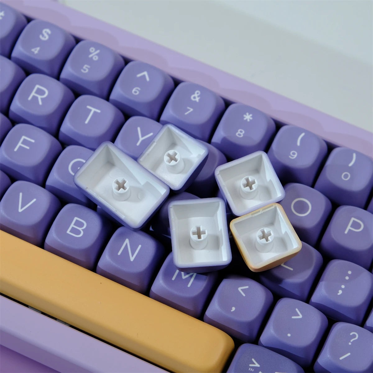 Keycaps MyKeyboard Ancient Gods de perfil MOA en color morado y amarillo, fabricadas en PBT con sublimación térmica