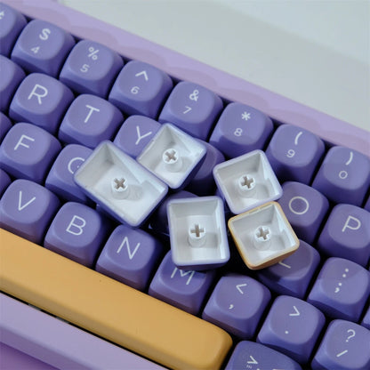 Keycaps MyKeyboard Ancient Gods de perfil MOA en color morado y amarillo, fabricadas en PBT con sublimación térmica