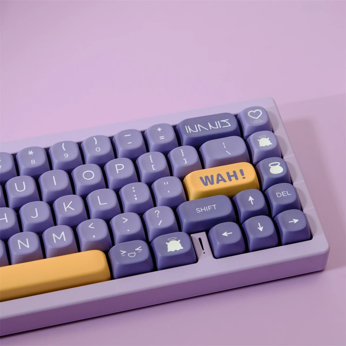 Set de keycaps MyKeyboard Ancient Gods con perfil MOA, fabricadas en PBT morado con leyendas amarillas y blancas.