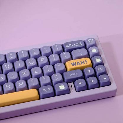 Set de keycaps MyKeyboard Ancient Gods con perfil MOA, fabricadas en PBT morado con leyendas amarillas y blancas.