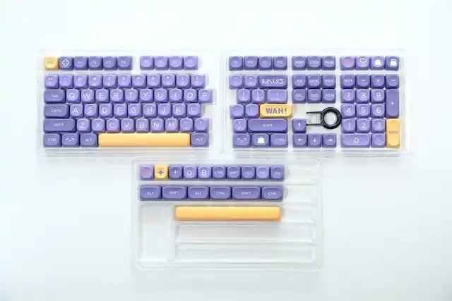 Set de 129 teclas MyKeyboard Ancient Gods con perfil MOA, fabricadas en PBT morado y amarillo con sublimación térmica.