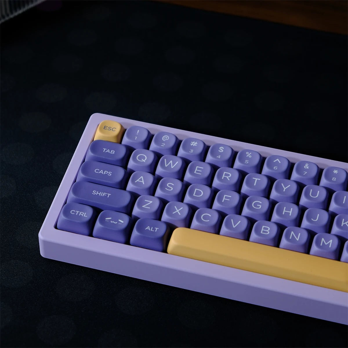 Set de keycaps MyKeyboard Ancient Gods con perfil MOA, fabricadas en PBT morado y amarillo con sublimación térmica
