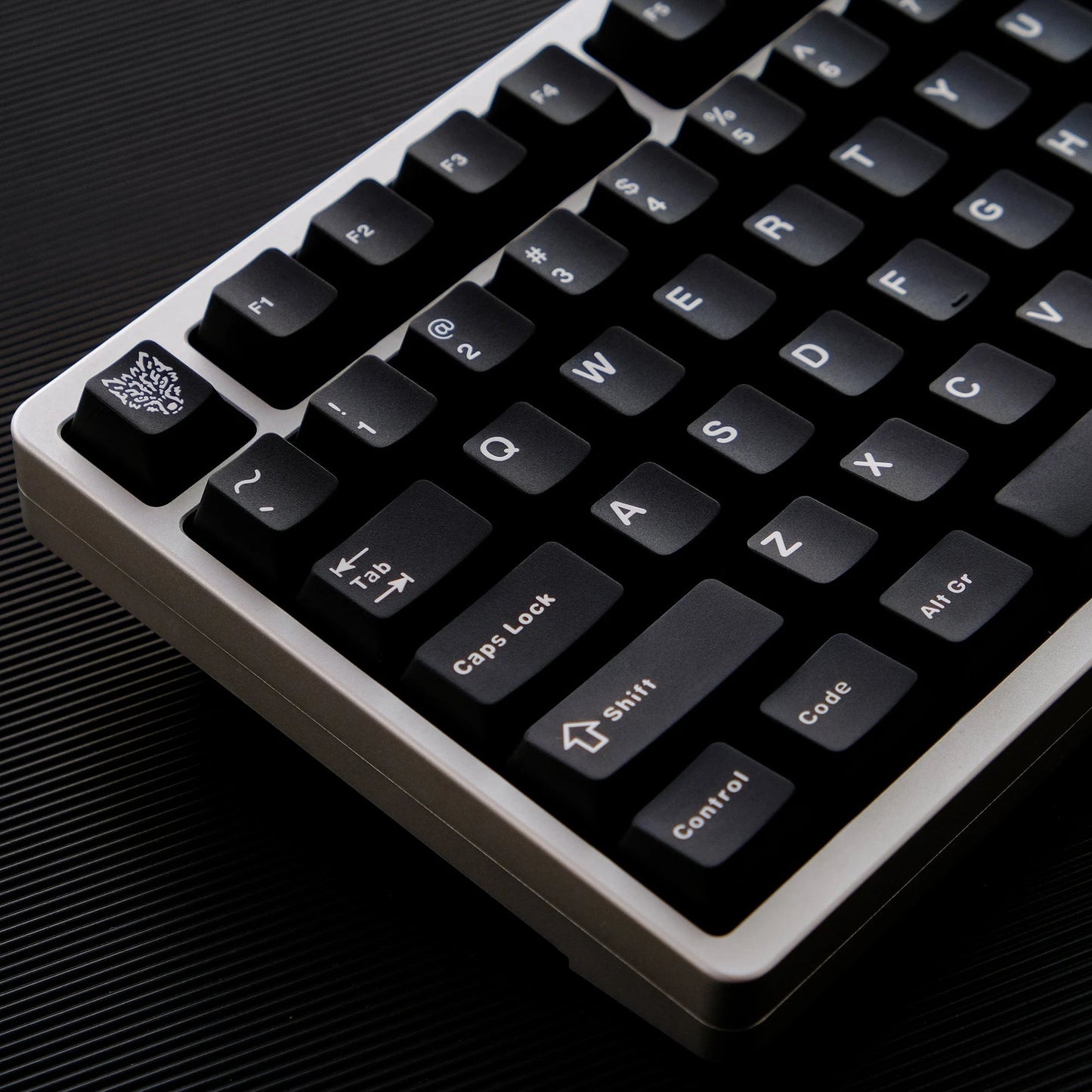Keycaps MyKeyboard Jaycomia GMK BOW de perfil Cherry en PBT double shot negro con leyenda blanca