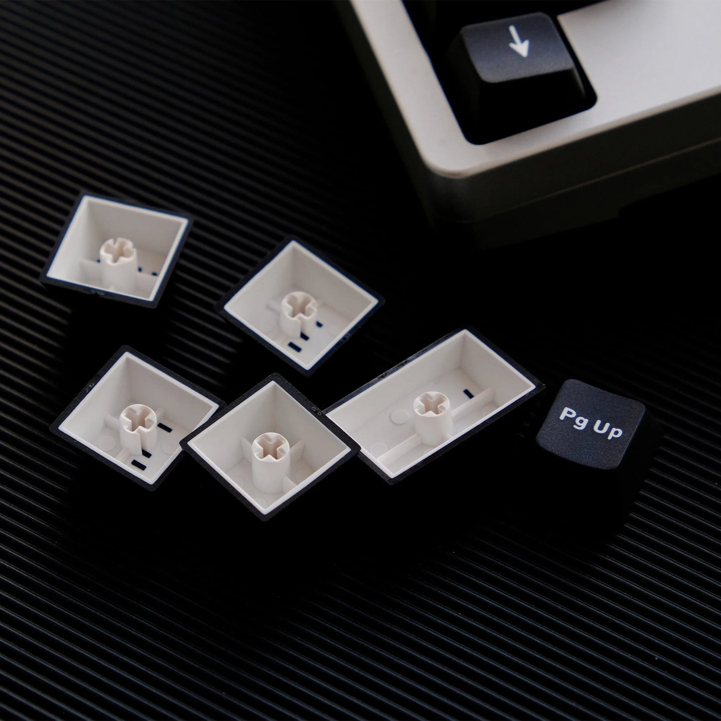Keycaps MyKeyboard Jaycomia GMK BOW de perfil Cherry fabricadas en PBT Double Shot en color blanco y negro