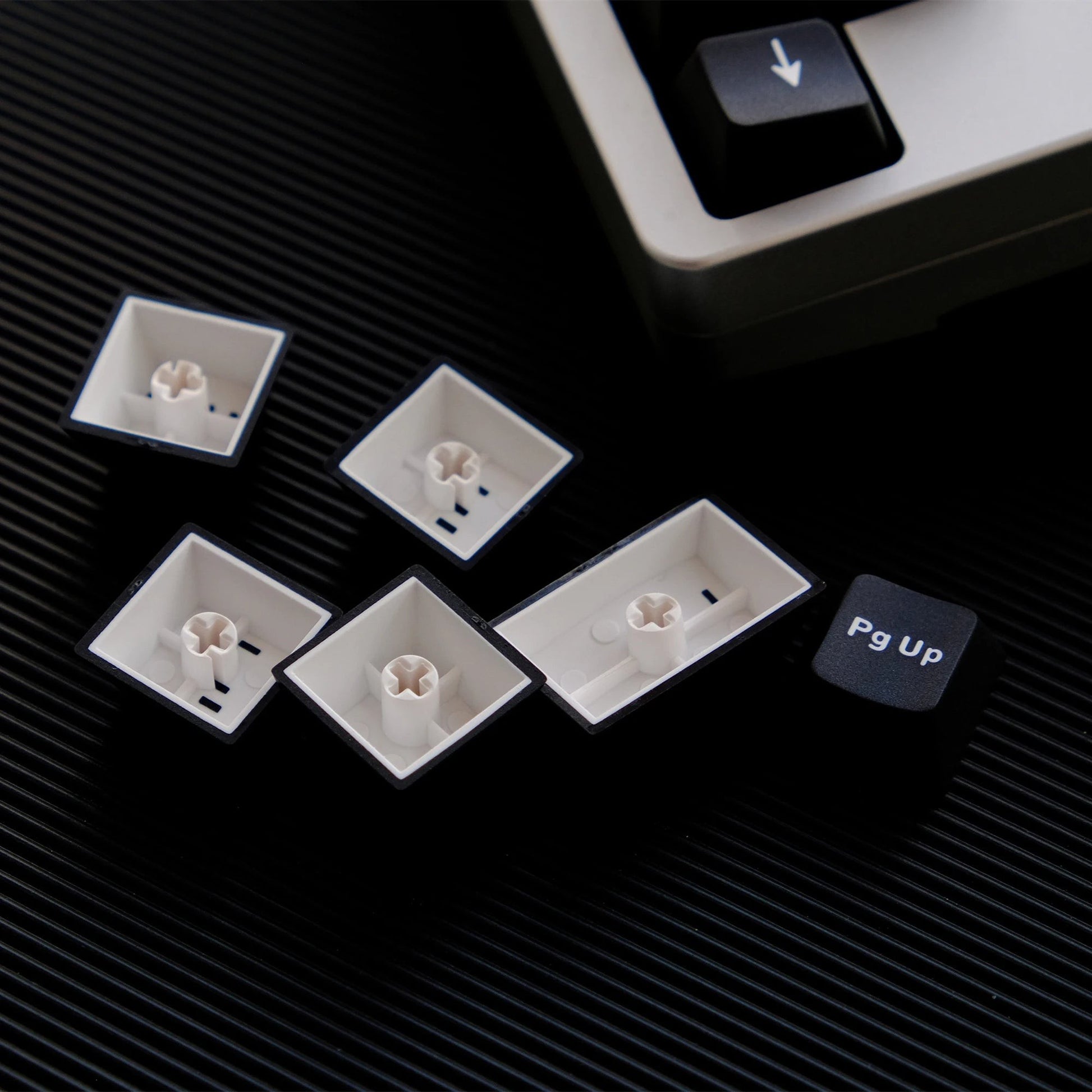 Keycaps MyKeyboard Jaycomia GMK BOW de perfil Cherry fabricadas en PBT Double Shot en color blanco y negro