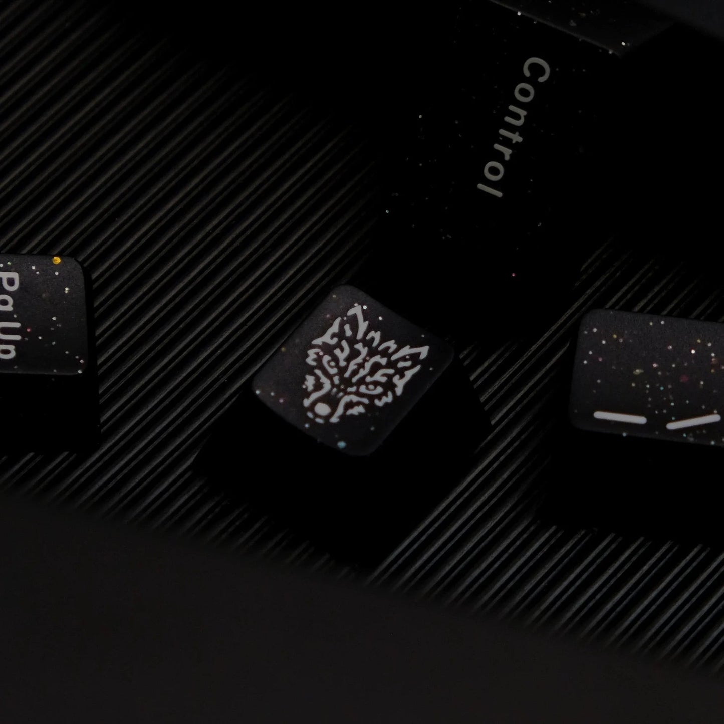 Keycaps MyKeyboard Jaycomia WOB Flash de perfil Cherry en ABS negro con diseño de lobo y detalles brillantes