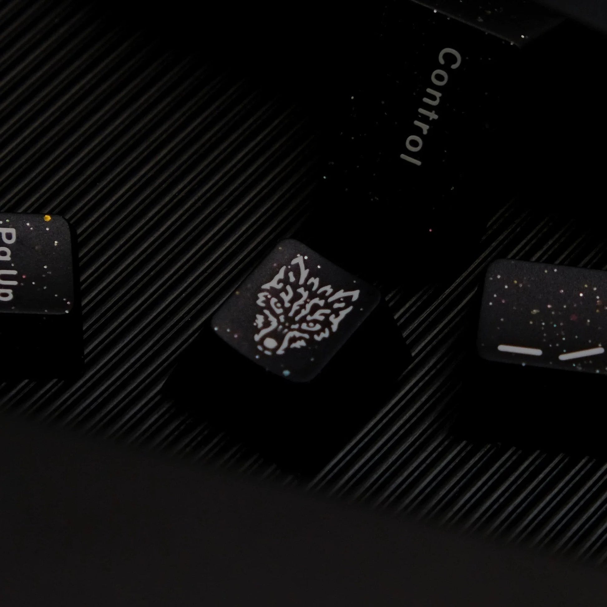 Keycaps MyKeyboard Jaycomia WOB Flash de perfil Cherry en ABS negro con diseño de lobo y detalles brillantes