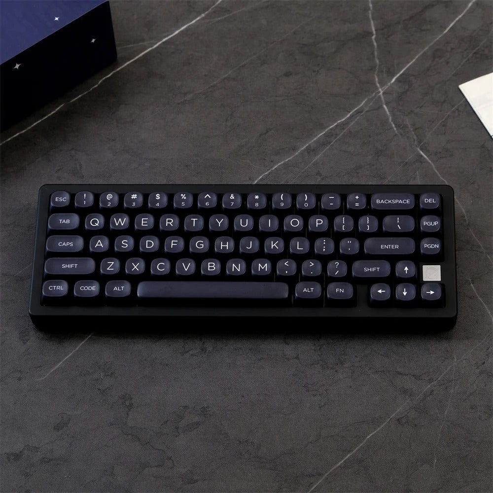 Set de 129 keycaps MyKeyboard negros con perfil MOA y material PBT de sublimación térmica sobre teclado mecánico